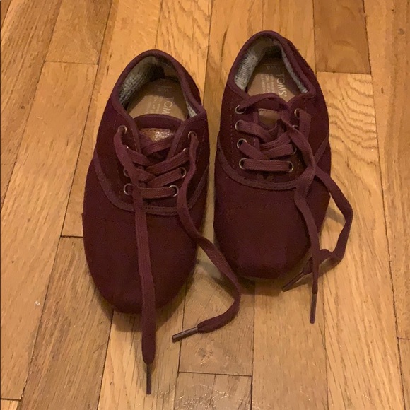 Used Tom Burgundy Sneakers Size 5 - Picture 2 of 4
